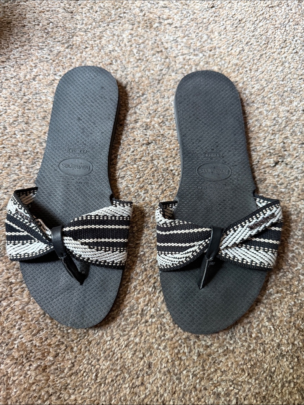 Havaianas Black & White Bow Slide Sandals